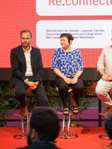 Auf der Bühne sitzen (v.l.n.r) Josefine Paul, Robert Voigtsberger, Dr. Christine Ketzer, Markus Sindermann und Moritz Bayerl.