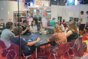 Die Social Media Redaktion in ihrer täglichen Redaktionskonferenz