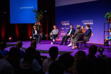 Debatt(l)e Royale mit Franziska Giffey (Berliner Senatorin für Wirtschaft, Energie und Betriebe und SPD-Landesparteivorsitzende), Nathanael Liminski (Minister für Bundes- und Europaangelegenheiten, Internationales sowie Medien des Landes Nordrhein-Westfalen und Chef der Staatskanzlei, CDU), Emily Büning (Bundesgeschäftsführerin, Bündnis 90/Die Grünen) und Bijan Djir-Sarai (Generalsekretär, FDP). Moderiert wird die Debatte von Kim "Freiraumreh" Adam und Maxim Markow.