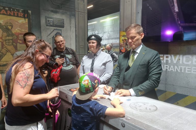 Casper van Dien unterschreibt Autogramme.