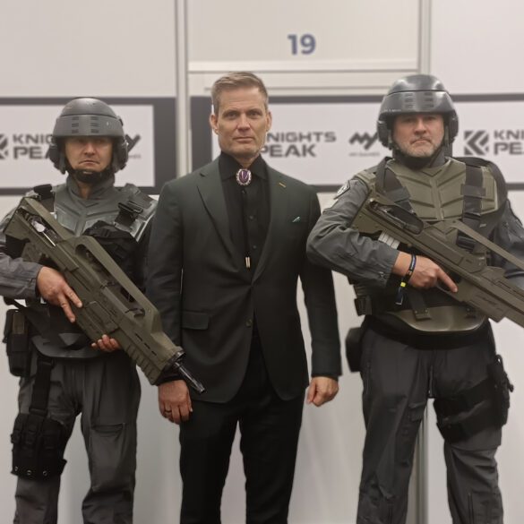 Casper van Dien posiert mit zwei Soldaten.