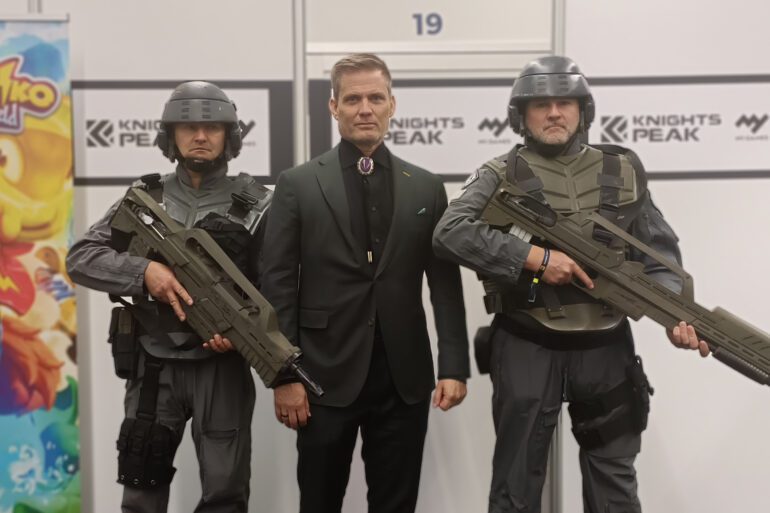 Casper van Dien posiert mit zwei Soldaten.