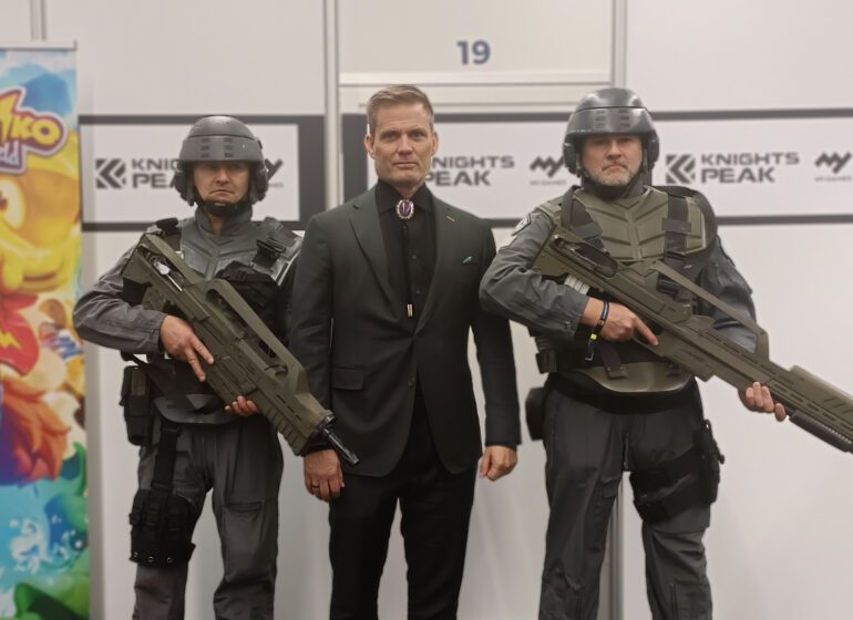 Casper van Dien posiert mit zwei Soldaten.