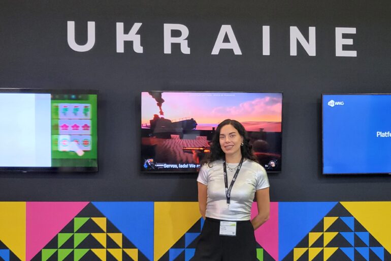 Iryna Somka vor ihrem Stand auf der gamescom 2024.