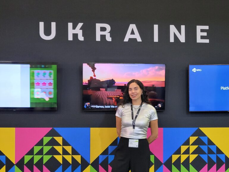 Iryna Somka vor ihrem Stand auf der gamescom 2024.