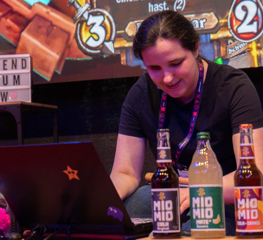 Svenja Ottawa spielt Hearthstone auf der Bühne des Jugendforum NRW.