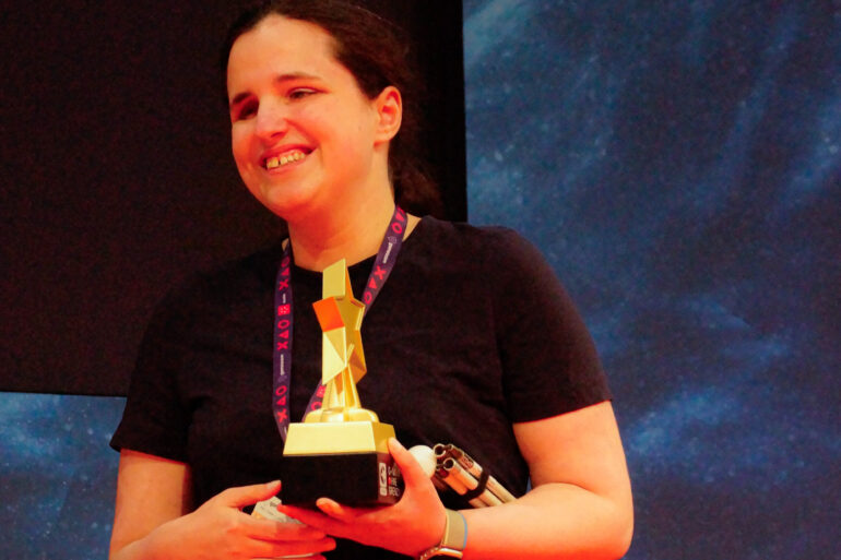 Svenja Ottawa hält ihren Gaming ohne Grenzen Award.