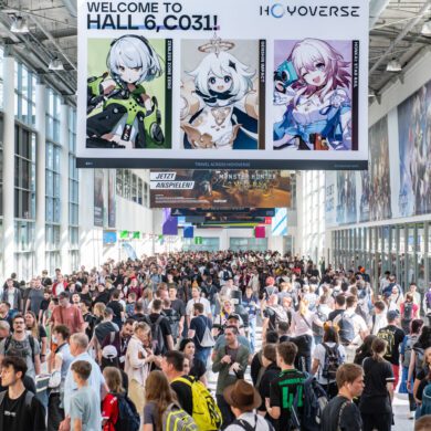 Viele Besucher laufen über den Boulevard der Koelnmesse.