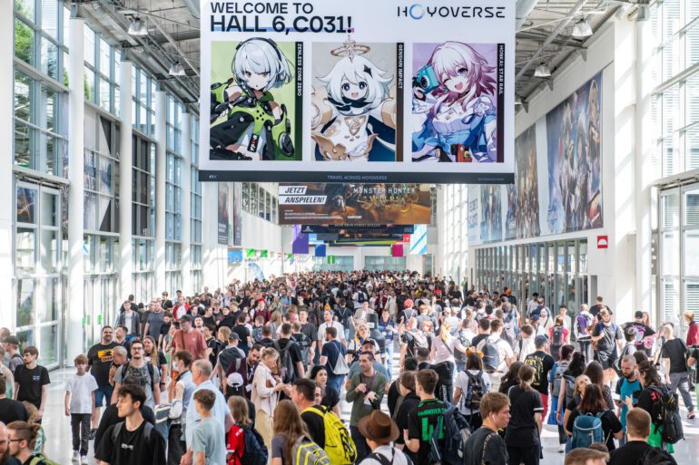 Viele Besucher laufen über den Boulevard der Koelnmesse.