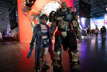 Zwei Cosplayer posieren auf der gamescom 2025.