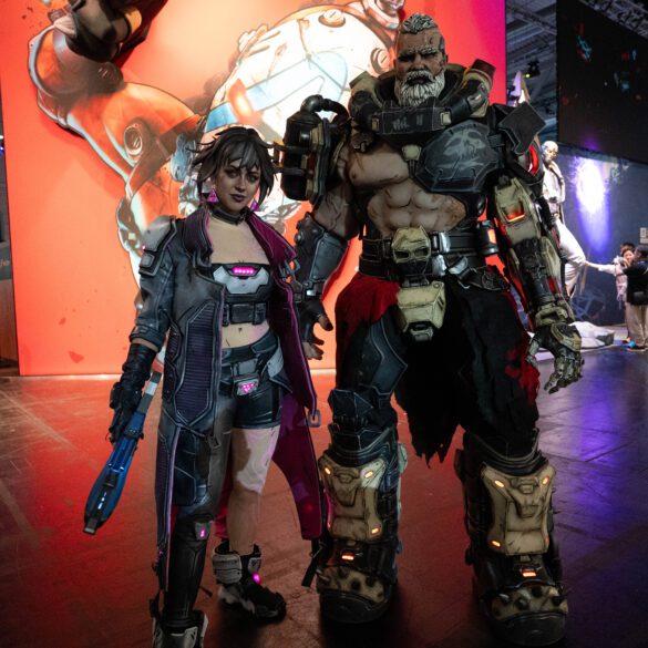 Zwei Cosplayer posieren auf der gamescom 2025.
