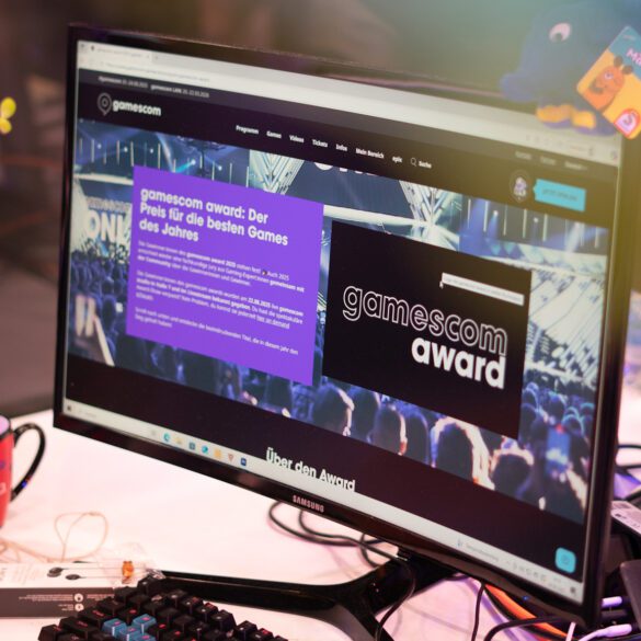 Ein Monitor, auf dem die gamescom Awards zu sehen sind.