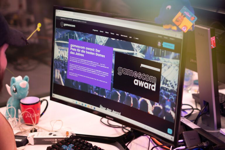 Ein Monitor, auf dem die gamescom Awards zu sehen sind.
