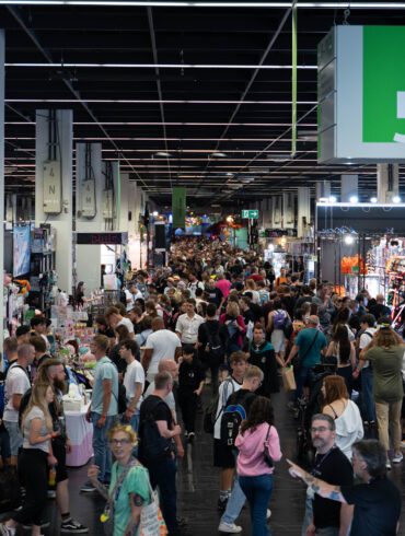 Eine Menschenmenge zwischen den Ständen der gamescom