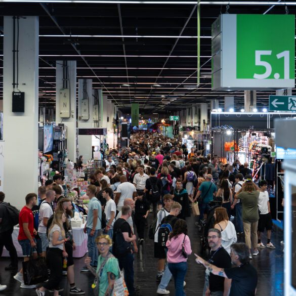 Eine Menschenmenge zwischen den Ständen der gamescom