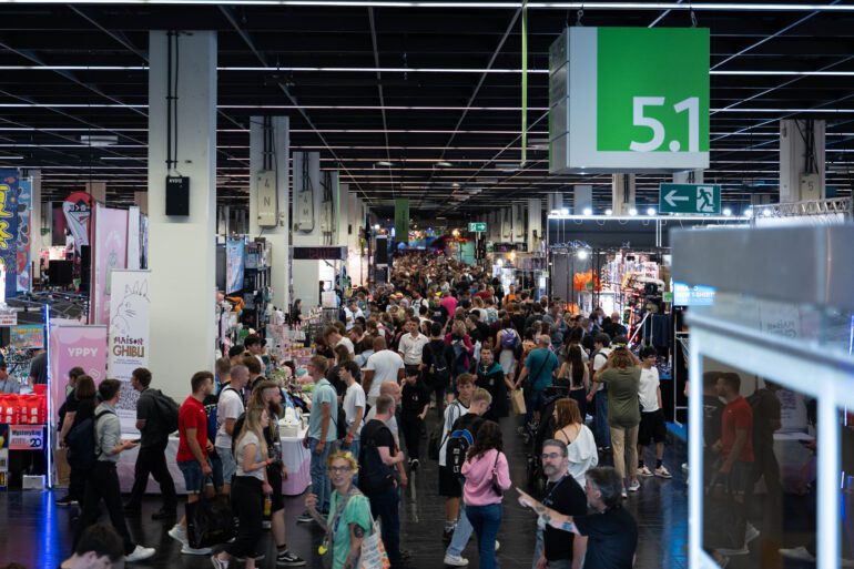 Eine Menschenmenge zwischen den Ständen der gamescom