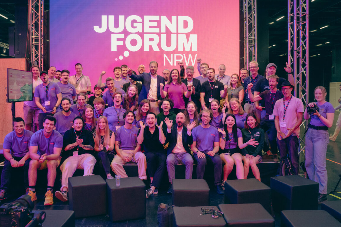 Gruppenfoto von allen Beteiligten des Jugendforums.