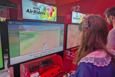 Eine Frau spielt Kirby Air Riders auf der gamescom 2025.
