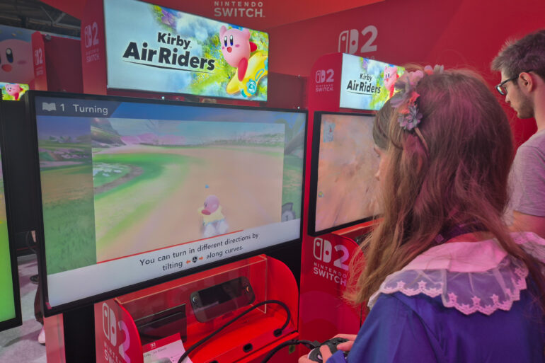 Eine Frau spielt Kirby Air Riders auf der gamescom 2025.