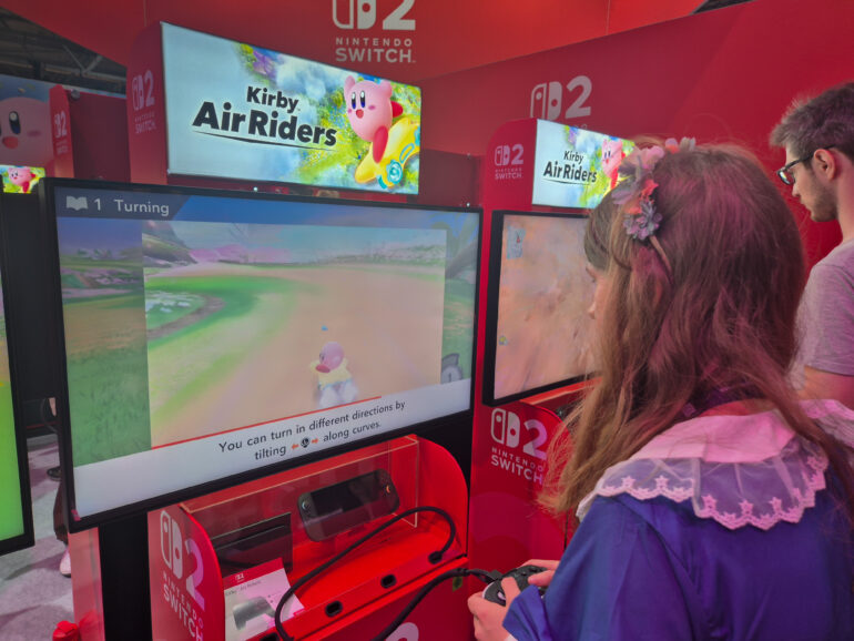 Eine Frau spielt Kirby Air Riders auf der gamescom 2025.