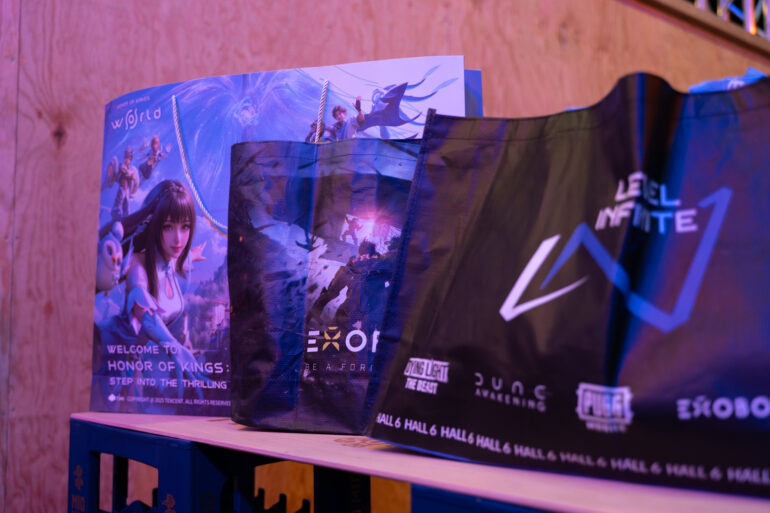 Tüten voller Gratisartikel von der gamescom.