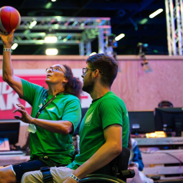 Ein Mann und eine Frau spielen Rollstuhlbasketball.
