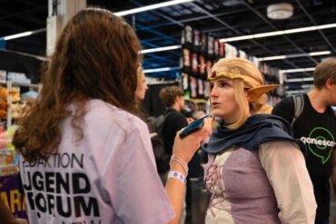 Interview mit einer Cosplayerin.
