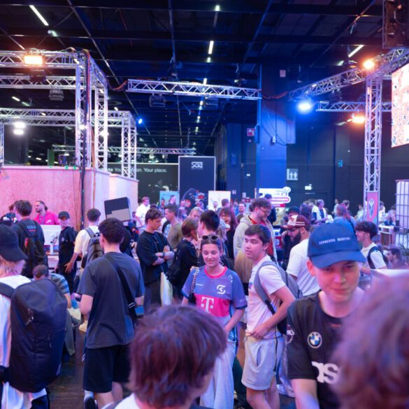 Messestand auf der gamescom voller Menschen, Lichter und Lärm. Engegefühl.