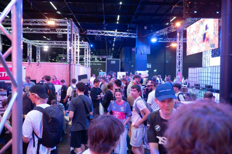 Messestand auf der gamescom voller Menschen, Lichter und Lärm. Engegefühl.