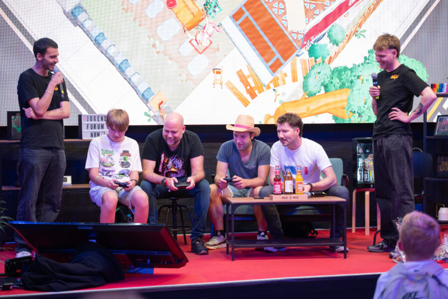 Gaming mit Kindern und Jugendlichen auf der Bühne des Jugendoforum NRW. Foto: Jugendpresse Rheinland e.V.